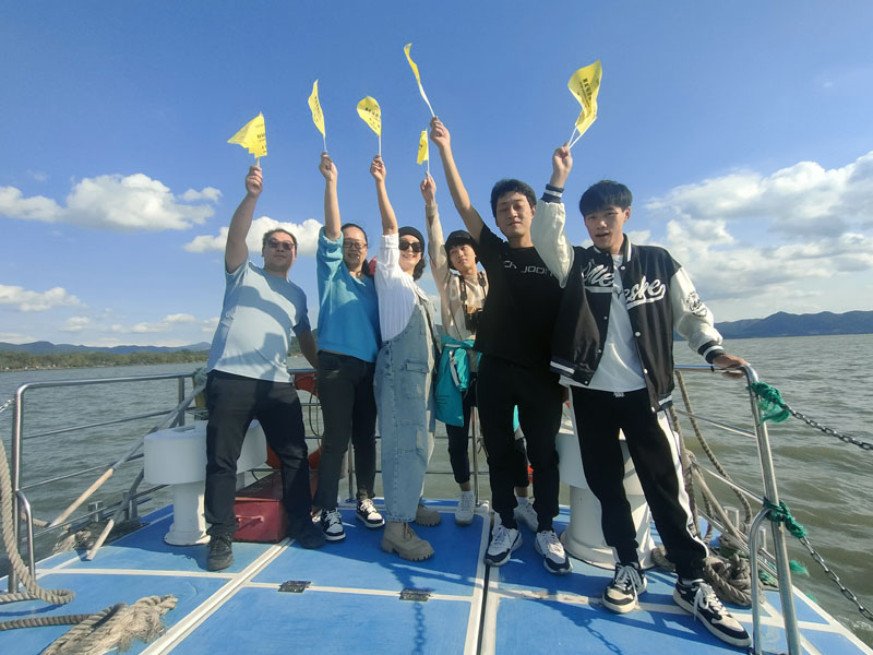 Membangun Tim di Danau Dongqian di Ningbo